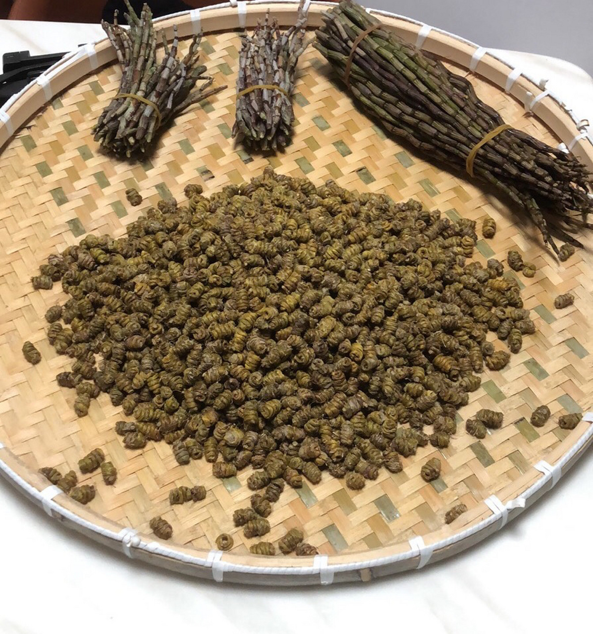 精选铁皮枫斗 精品铁皮枫斗,颜色漂亮,每一粒都是精挑细选的纯雁